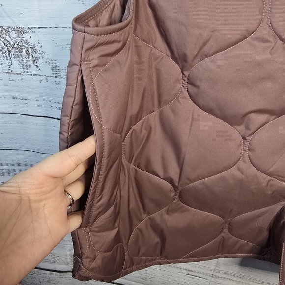 NWT Nike Quilted Puffer Vest Women’s Medium Mauve Snap Front With Pockets - Picture 5 of 7